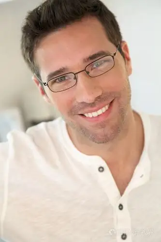 戴眼镜的帅哥画像