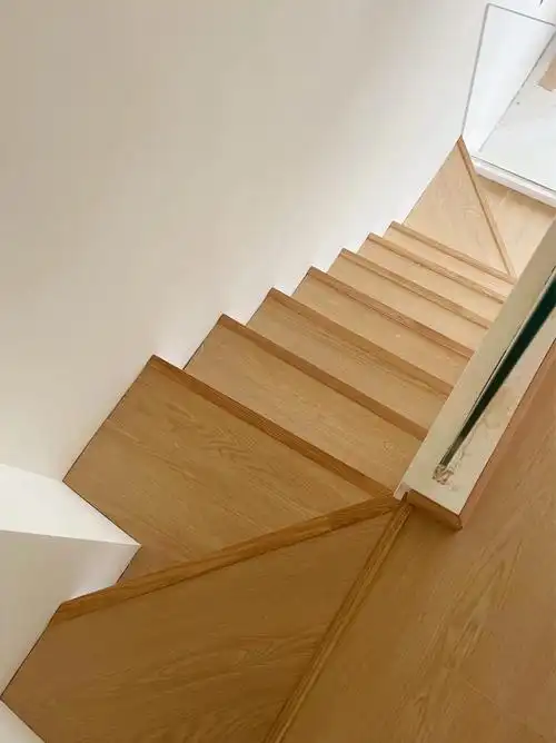 奶油系搭原木色楼梯在家随手出大片
