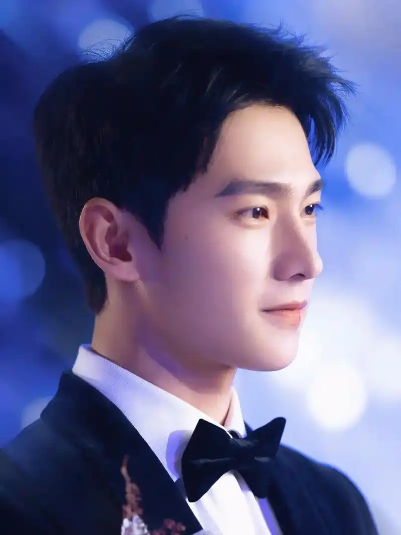 1,杨洋穿不下均号的裤子,他屁股太翘. 2,钢琴家老婆腰细确 - 抖音