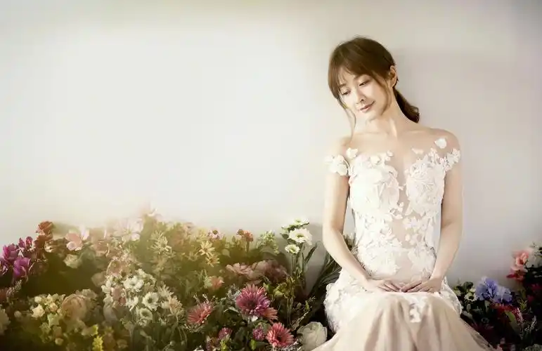 吴昕拍摄婚纱杂志,美若仙子,网友:期待你真的穿上婚纱的那一天