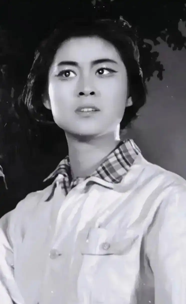 倪萍年轻时期演舞台戏的造型真是相当吓人,化妆浓重,眉毛又浓又宽,眼