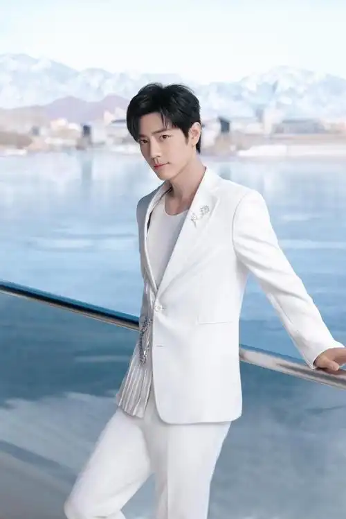 肖战今日网络视听盛典造型身穿白色西装的白马王子