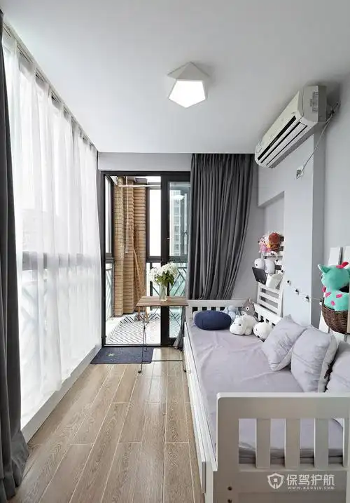 面对这种问题的时候,其实我们不妨把阳台空间改造成一个小卧室,选用带