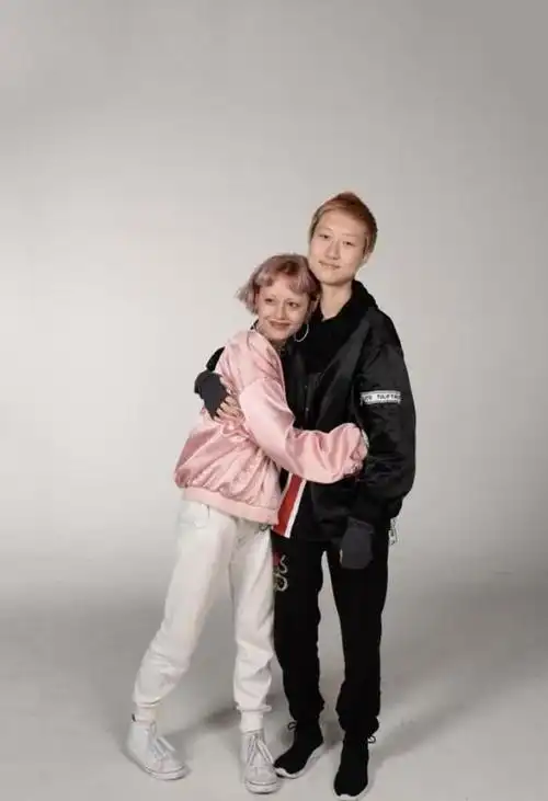 成龙女儿吴卓林剃寸头穿破洞卫衣,彻底放飞自我,颜值