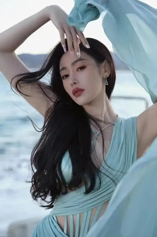 穿着太大胆!33岁张天爱戛纳红毯镂空礼服惹争议,生图跟没穿一样