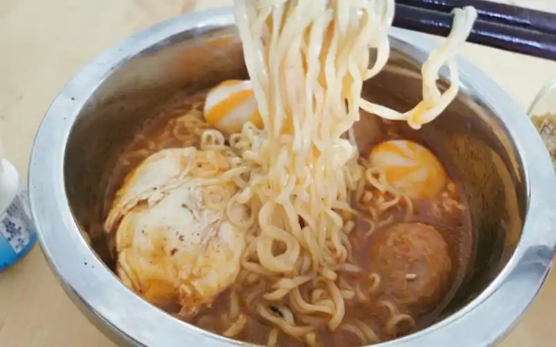 下雪啦吃东三福酸辣肉丝面