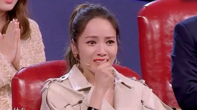 蒙面唱将:美女选手一开口,侯佩岑直接哭了,杨迪急忙安慰!_网易视频