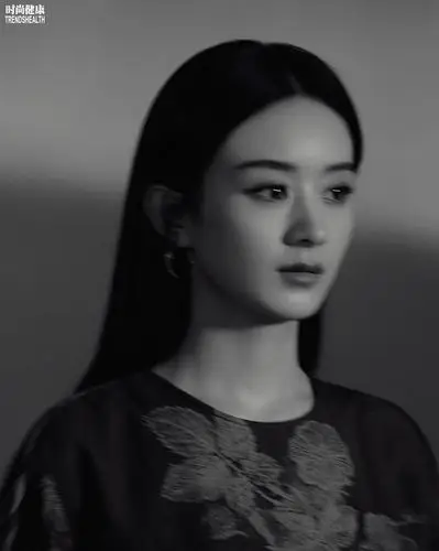 黑白氛围,包罗万象,赵丽颖以黑长直造型出镜勾勒温柔身影,深邃的眼眸