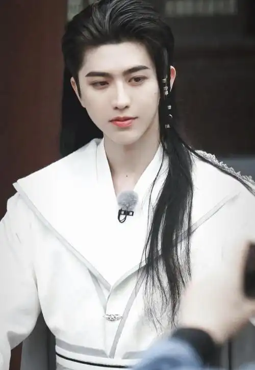 不是演员的蔡徐坤其实很难穿古装,最近他在真人秀节目中就满足了自己