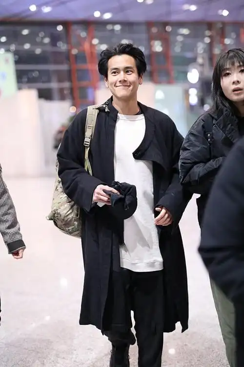 彭于晏穿风衣梳大背头亮相 37岁仍旧少年 对镜微笑又帅又奶