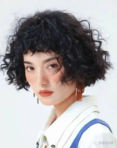 换发型首选这款气质爆棚的短发羊毛卷,发型搭配起来,真的是太美了.