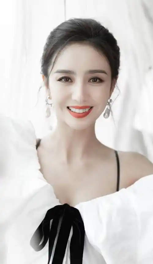 佟丽娅大气温柔的外表下,蕴藏着一颗善解人意的心灵_样子_目光_内心