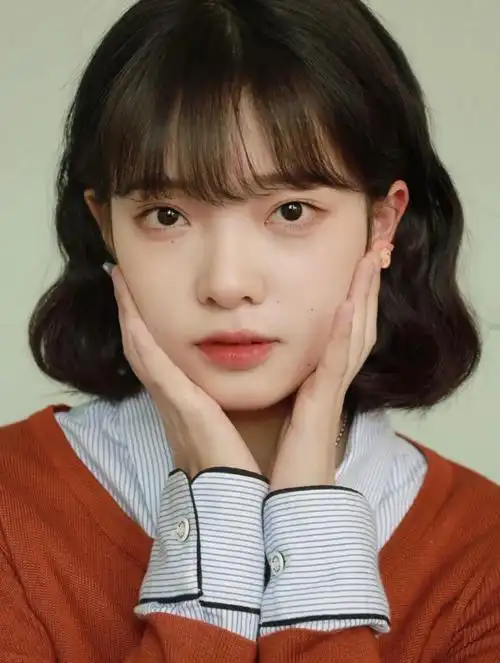 韩剧里的女主超级好打理今年流行烫发