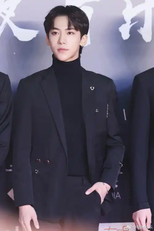 丁泽仁超话#丁泽仁1119生日快乐#@dzr_丁泽仁国风极乐夜红毯,黑色西装