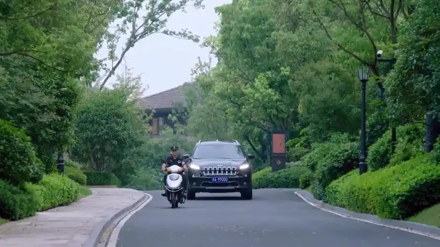 最美的安排潘大为打车追女儿让司机坐副驾驶自己开车太牛了