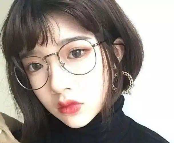 长相比较可爱的女生搭配空气刘海,一个圆框眼镜就能更可爱,自然的棕色