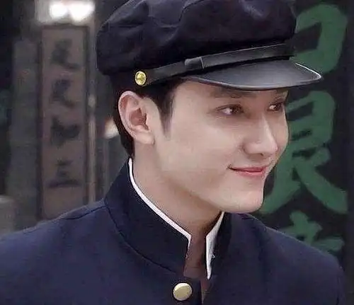 这就是冯绍峰年轻时候的状态了,是不是有点难以相信呢,那时候的他看