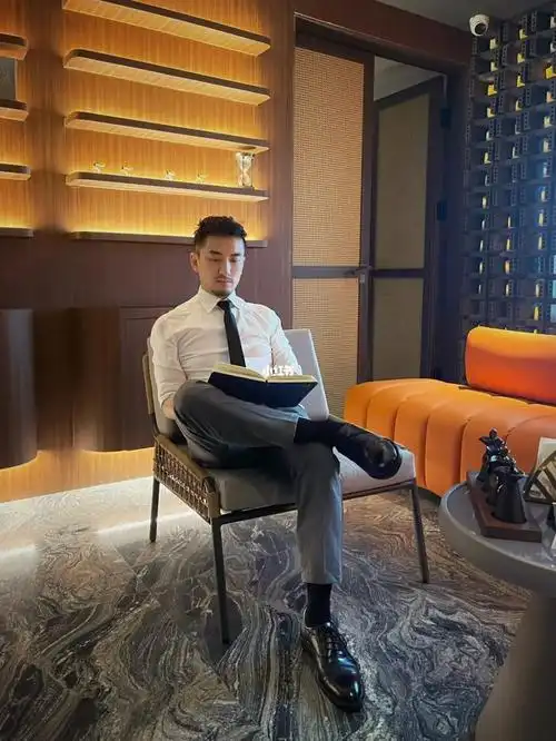 禁欲系  #帅哥  #泰式按摩  #正装皮鞋  #正装