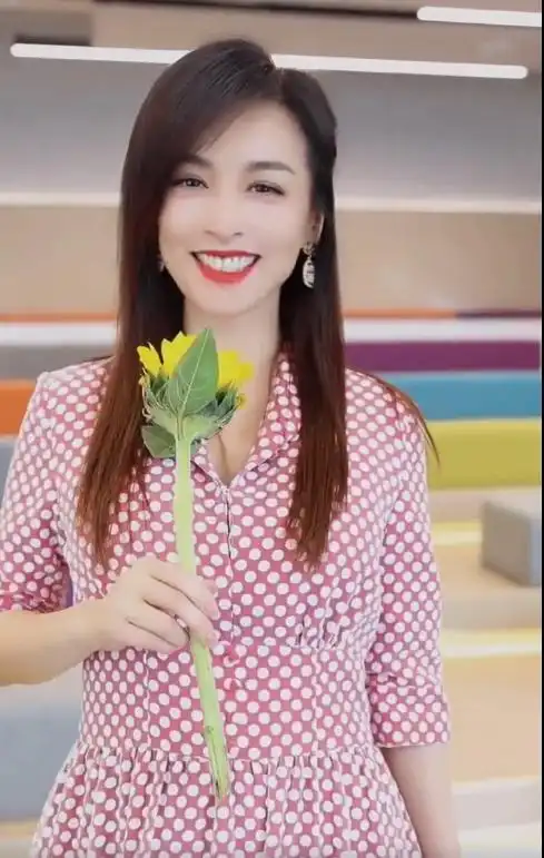 7月27日,张庭在个人社交平台上发布了一则视频并配文:"心若向阳花自开