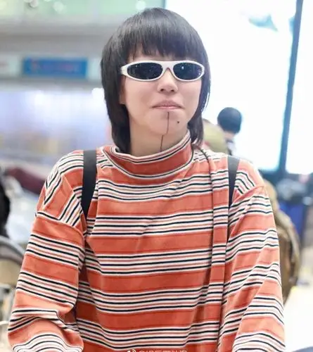 窦靖童最新机场照出炉!全程尬笑显羞涩,还是下巴纹身霸气!