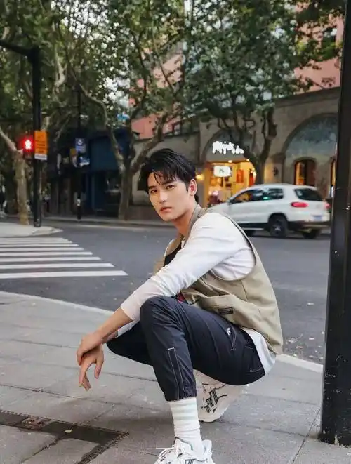 出道4年出身北电,朱一龙迪丽热巴都带不火,如今他靠恋情出圈_黄俊捷