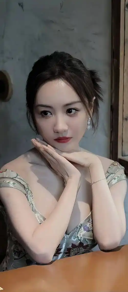 杨蓉长相属于甜美可爱的类型,身材也是相当不错.