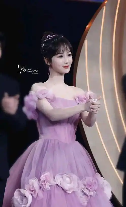 杨紫穿礼服配马丁靴,发文称马丁靴很实用哈!_娱乐_明星_庆典