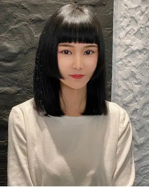 今天给大家推荐一款超级显小的发型那就是传说中的"公主切",公主切又