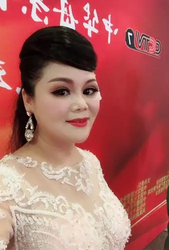 广西玉林籍歌唱演员牟虹霓,接受央视颁发文化宣传大使称号