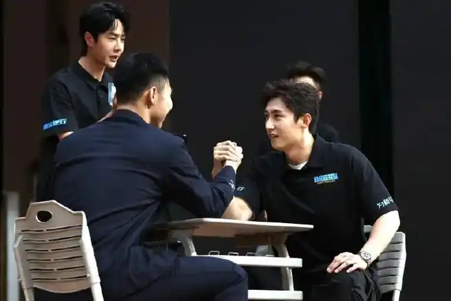 黄景瑜和警校学生掰手腕##黄景瑜王一博路演同框