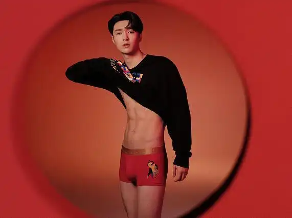 张艺兴内衣广告引热议腿毛太多被指辣眼睛但这才是真正的男人