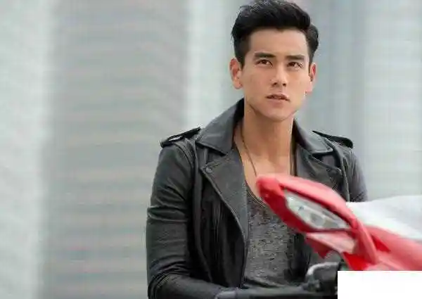 这是近20年占据台湾-内地演艺界的英俊男演员,在古装剧里,霍建华早已