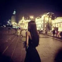 女孩夜景头像 一个人走在唯美夜景中的女生头像【点击鼠标右键下载】