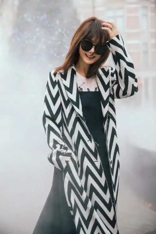 戚薇在国外真会穿黑白水波纹大衣配齐肩发型自带高级感不用装