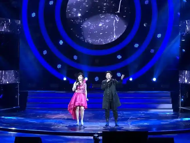 台湾艺人熊天平(图右)和妻子,北京歌手杨洋在演唱.