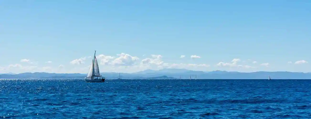 船舶蓝色海洋杨帆起航-风景壁纸 - 壁纸家
