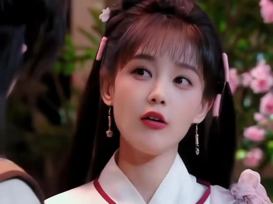 半妖倾城的时候真的超级超级美  那个时候在想世界上怎么会有这么好看