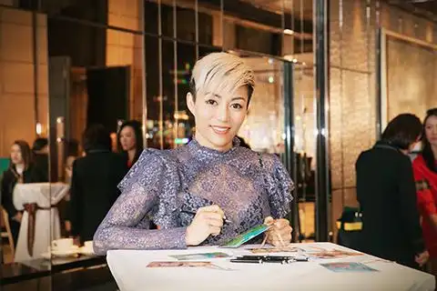 陈钰芸即场写圣诞卡送给小朋友.