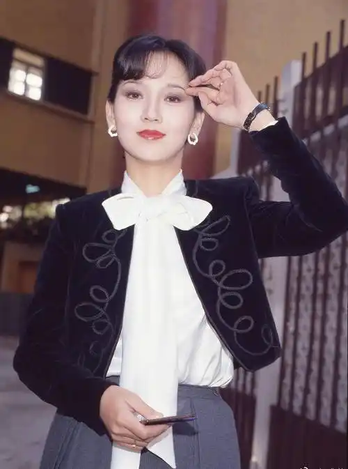 冻龄女神赵雅芝晒最新写真,与40年前的差别多大_照片_时候_中国香港