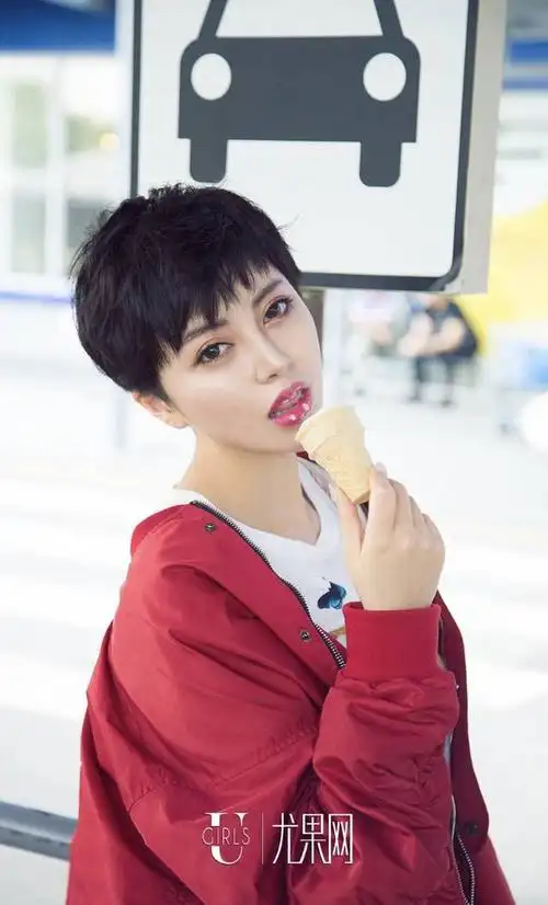 每次都是干练的短发 ,但从不失女人味.