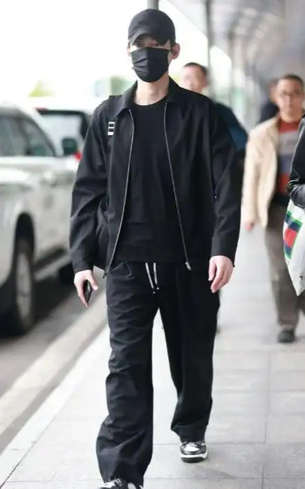 张翰现身成都机场一身黑色衣装年轻帅气