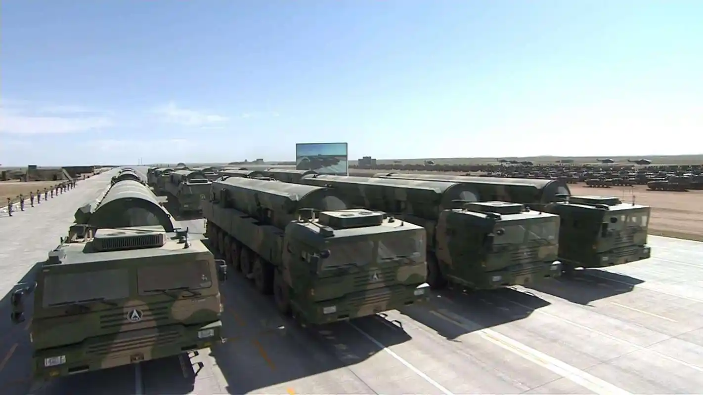 资料图:阅兵式上的东风-31ag导弹