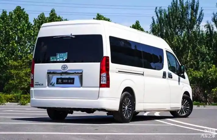 新款丰田大海狮实车外观很霸气9座长轴高顶搭载35l动力