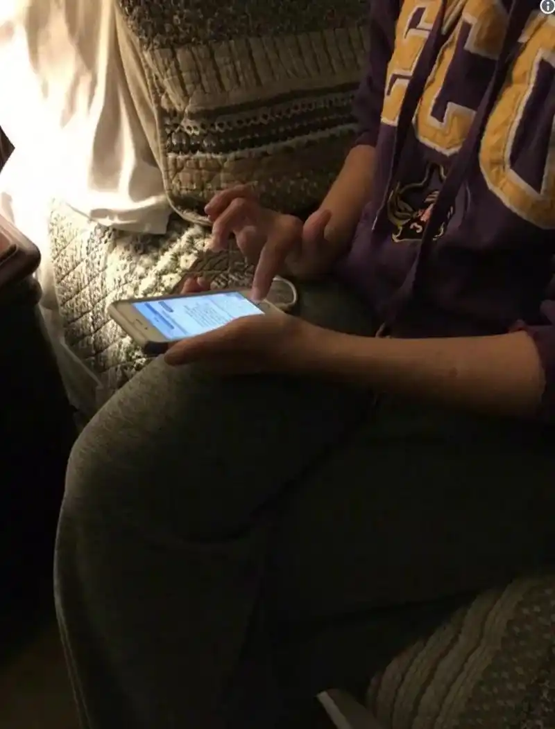 据说全世界的所有妈妈都是这样拿手机的,你妈妈也是这样的吗?[16p]