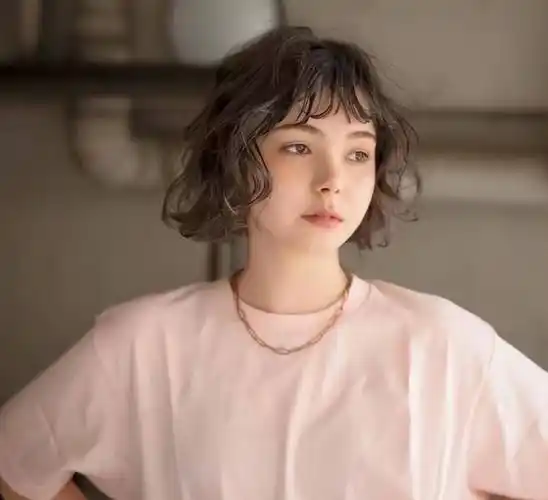 这是最适合4岁到50岁女性的发型:日式短卷发,洋气,减龄又气质_的设计