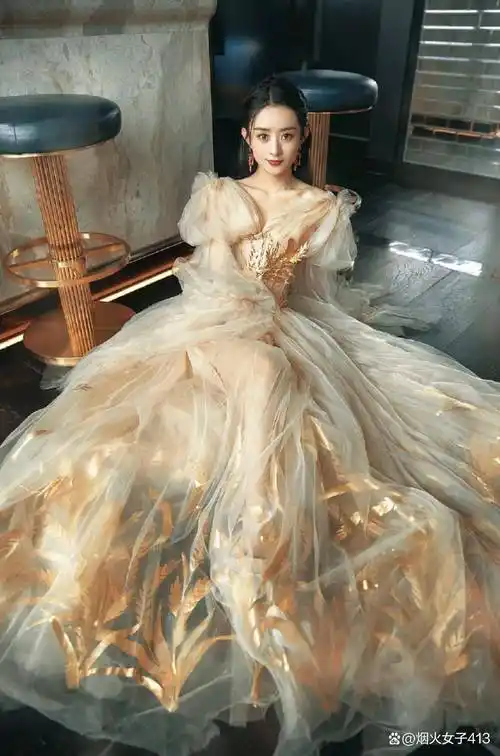 2006年,赵丽颖参加了一档选秀节目《雅虎搜星》,凭借出色的表现脱颖而