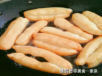 蓬松酥脆的奶香小油条,做法简单,口感超好_长条_美食_形状