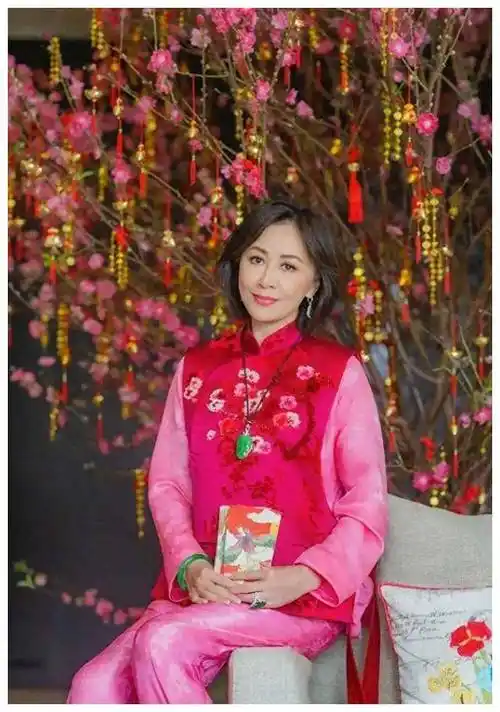 59岁刘嘉玲晒新年照惹争议!