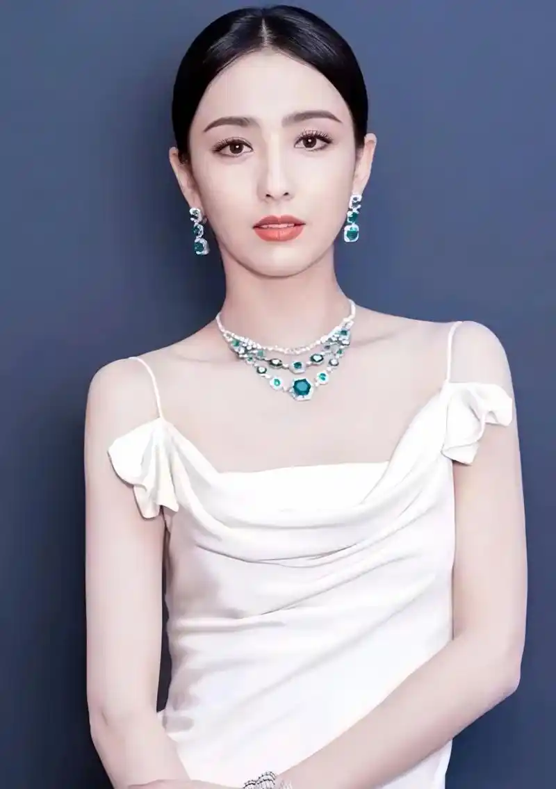 明显佟丽娅的美丽是令人着迷的.