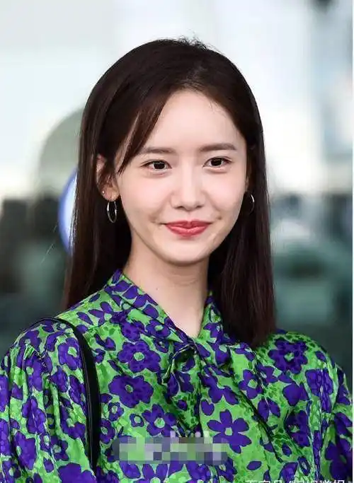 原创林允儿太迷人!竟把俗掉渣的花裙子穿出高级感,确定不是20岁?